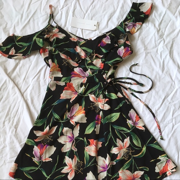 Asymmetric Sleeve Wrap Dress - Picture 3 of 6